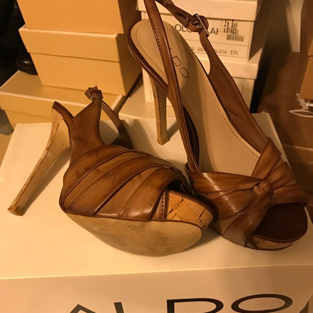 Cognac/brown pump heels !!